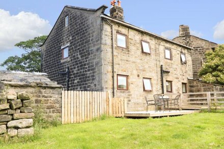 1 HORSEHOLD COTTAGE, pet friendly, with open fire in Hebden Bridge