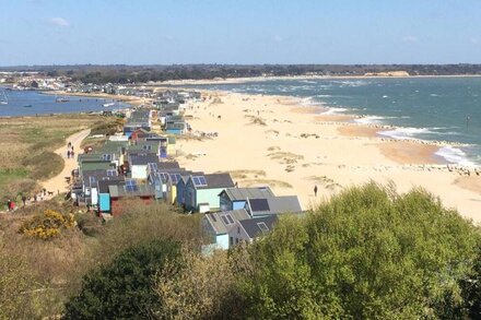 Chapel Cottage:  Beautiful pet friendly family home within short walk to beach