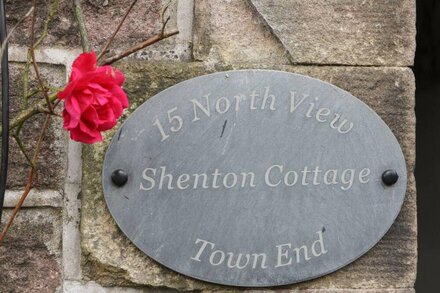 SHENTON COTTAGE, pet friendly, character holiday cottage in Buxton