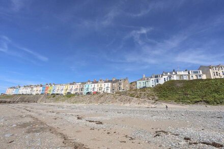 52 HIGH STREET, pet friendly, country holiday cottage in Criccieth