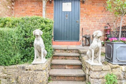 THE CHEESE ROOM, pet friendly, with a garden in Stretton-On-Fosse