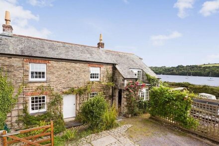 ISLAND HOUSE, pet friendly, character holiday cottage in Tywardreath