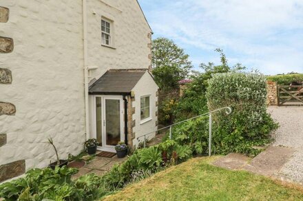 OLD CHAPEL COTTAGE, pet friendly, with a garden in Praa Sands