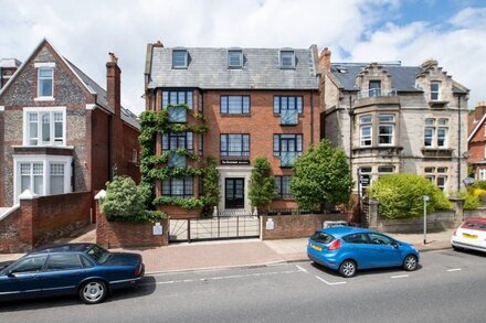 Cute and Comfy Art Deco Studio in Central South Sea