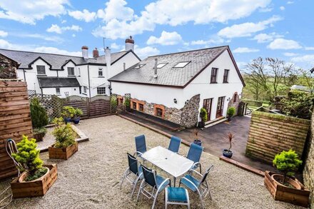 Spacious and Characterful 2 bedroom Detached Barn Conversion close to coast.