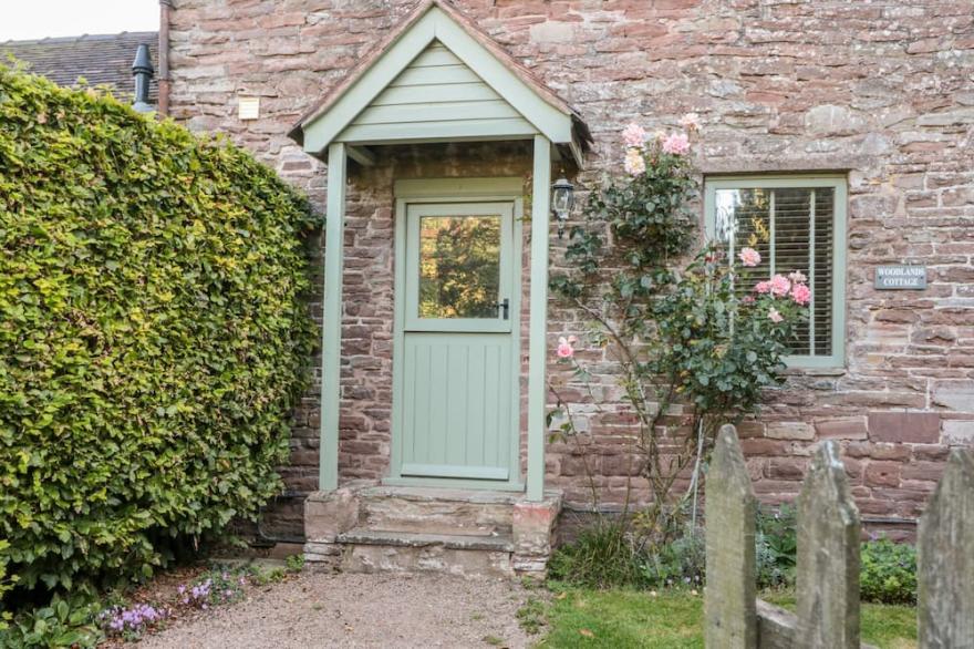 WOODLANDS COTTAGE, pet friendly, character holiday cottage in Docklow