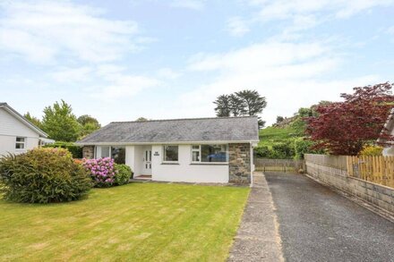 GARREG WEN, pet friendly, country holiday cottage in Criccieth