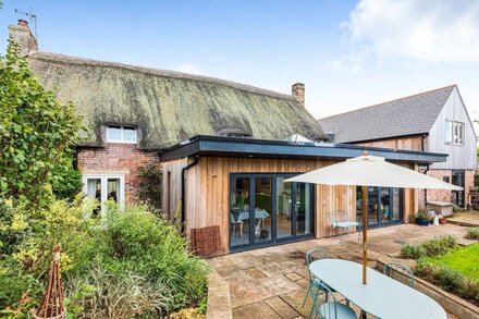 Dorset Thatched Cottage in the Heart of a Broadmayne close to the jurassic coast