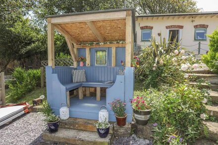 HEN GILFACH STABLE, romantic, with hot tub in Llanfairyngnhornwy