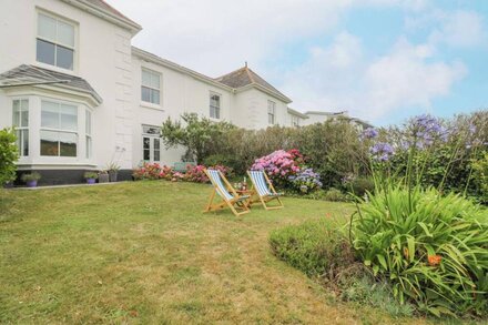 CHYNANCE, character holiday cottage, with open fire in Porthcurno