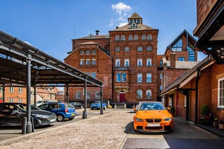 Industrial 2 bed apartment in central Newark