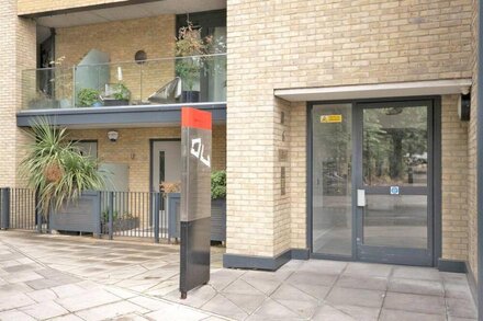 Luxe Hackney Duplex 1BR, nr Cambridge Heath Station, by Blueground