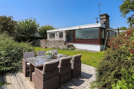 BRYN LLIFON, family friendly, country holiday cottage in Benllech