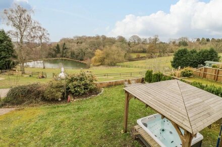 SHATTERFORD LAKES, family friendly, with hot tub in Shatterford