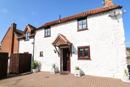 CHALK COTTAGE, pet friendly, character holiday cottage in Feltwell