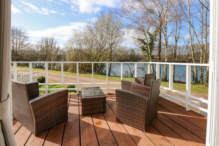 LAKESIDE VIEW, with hot tub in King's Lynn