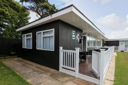 98 CHERRY PARK, pet friendly, with a garden in Chapel St Leonards