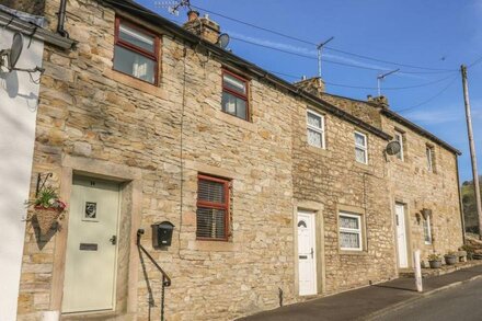 DAISY COTTAGE, with open fire in Kelbrook