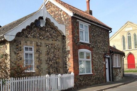 4* Rated Town Cottage for couples or solo travellers, close to Heritage Coast