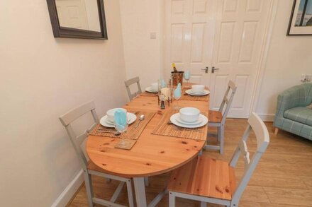 REDSHANK, pet friendly, character holiday cottage in Amble