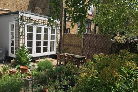 Quiet,Historic Flint Cottage With Private Garden Set In Conservation Area