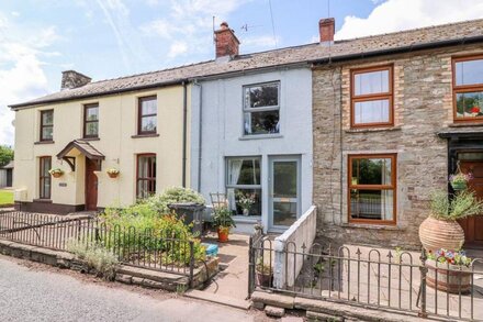 CASTLE GREEN, pet friendly, character holiday cottage in Talgarth