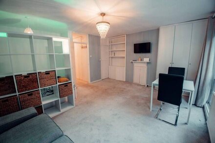 Bright & welcoming studio apt. Sleeps 4. Nr tube