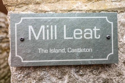 MILL LEAT, pet friendly, with open fire in Castleton, Peak District