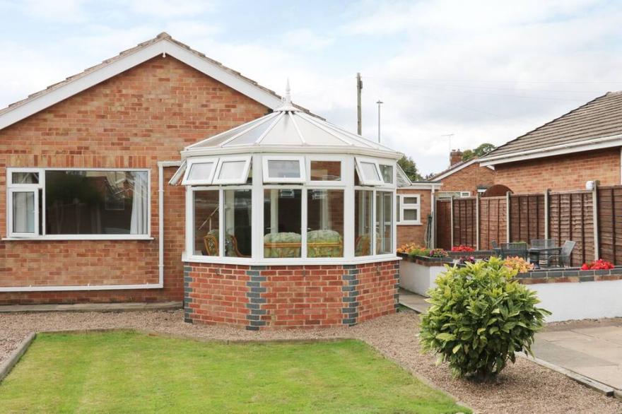 LYNSTED LODGE, pet friendly, with a garden in Ashby-De-La-Zouch