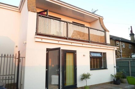 Modern 2 Bed (sleeps up to 4) house, 50 metres from sea front