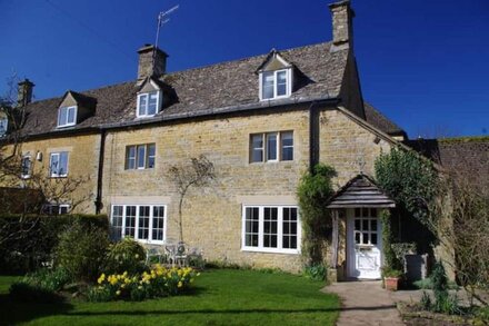 Craigmoor Cottage, Boutique Luxury Cottage, right at centre of Bourton