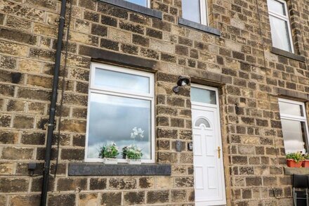 5 MYRTLE VIEW, pet friendly, with open fire in Haworth