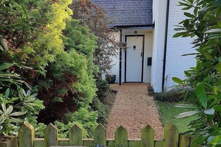 Rose Cottage, Burley. Beautiful location in New Forest. Dog friendly, sleeps 12