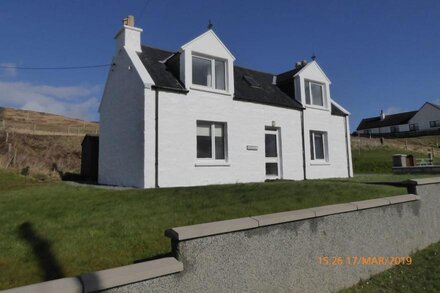 Cosy cottage near Portree & in mid-Skye.  Family-friendly and sleeps 5. Wi-Fi