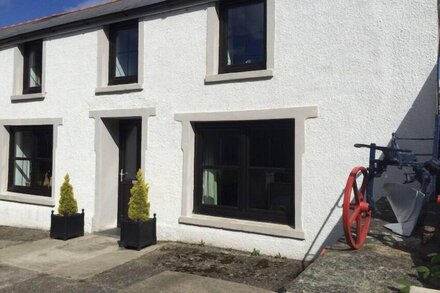 Spacious Pembrokeshire Targate Farm- 4 bedrooms, 2 living rooms, sleeps 10