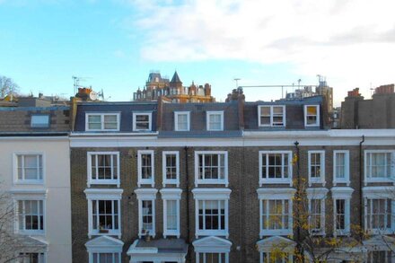 Central, stunning and quiet flat with a south facing terrace and lots of light.