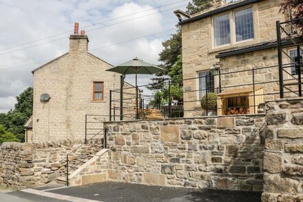 BOX TREE COTTAGE, pet friendly, character holiday cottage in Oxenhope