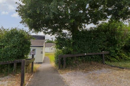 HARCOMBE HOUSE BUNGALOW 9, pet friendly, with pool in Chudleigh