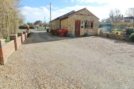 THE BARN, pet friendly, with a garden in Snitterby