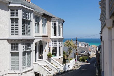 Stunning newly renovated townhouse in central St Ives w/garden & gated parking