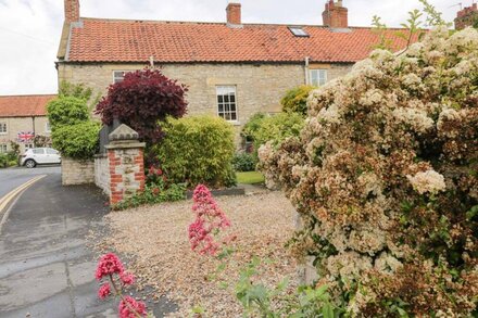 CLIFF HOUSE, family friendly, character holiday cottage in Helmsley