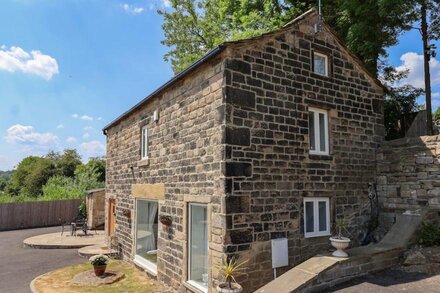 CUNLIFFE BARN, with hot tub in Esholt