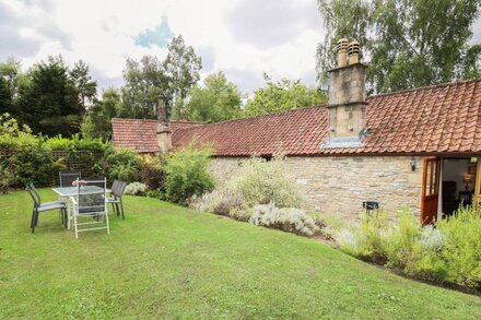 THE CAMPBELL COTTAGE, pet friendly, with a garden in Hinton