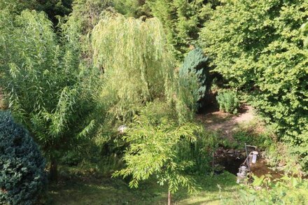 SUNNYBROOK COTTAGE, with open fire in Waddington