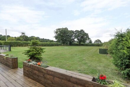 MAYFIELDS LODGE, family friendly, with a garden in Wem