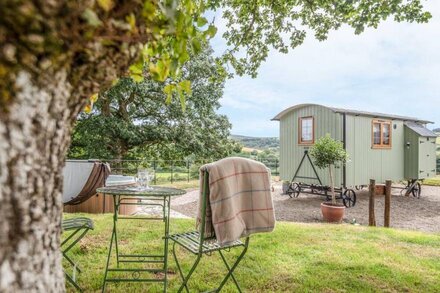 PADARN'S HUT, with hot tub in Llanbadarn Fynydd