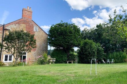 Traditional family home for 8-15 people, West Bay and Jurassic Coast