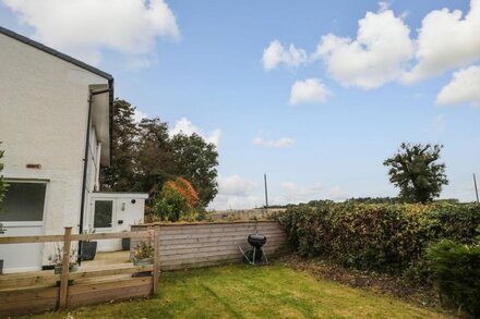 FIELDVIEW HOUSE, pet friendly, character holiday cottage in Lucker