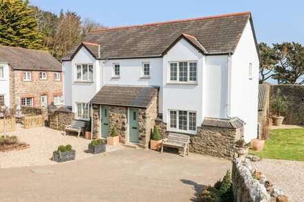 KINGFISHER COTTAGE, pet friendly in Ilfracombe