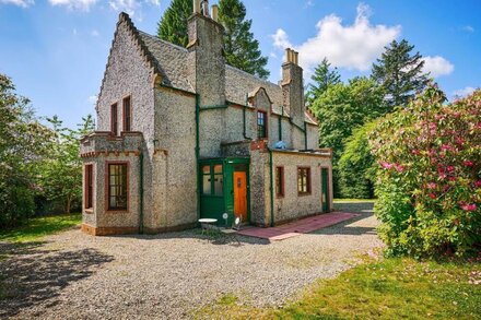 WEST LODGE, pet friendly, character holiday cottage in Kirriemuir